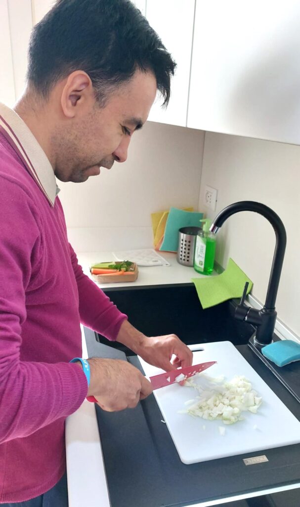 Antonio alle prese con la cucina in Casa Farcela